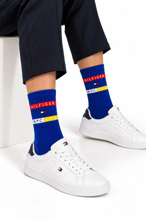 جوارب Tommy Hilfiger زرقاء أثناء الارتداء مع حذاء رياضي أبيض