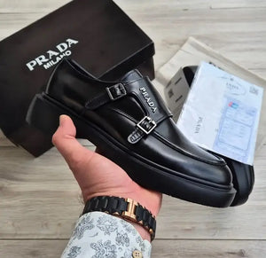 حذاء Prada رجالي أسود بإبزيمين معدنيين أماميين