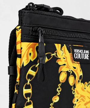 شنطة كروس رجالي Versace Jeans Couture بنقشة باروك سوداء وذهبية