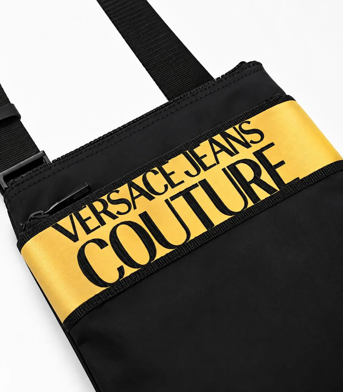 شعار Versace Jeans Couture على الشنطة
