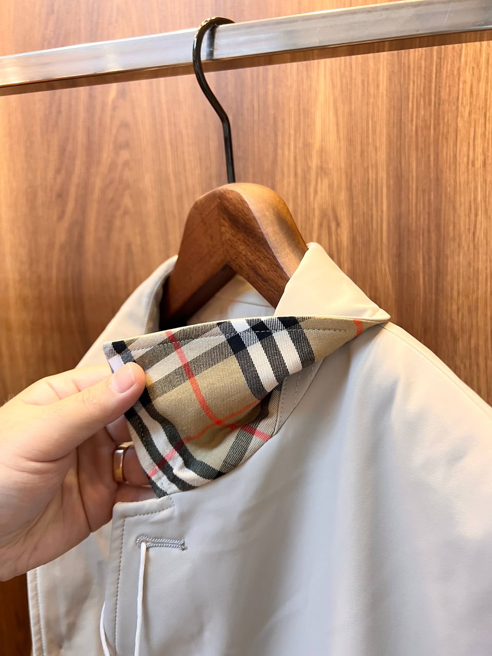 جاكت Burberry رجالي أوف وايت