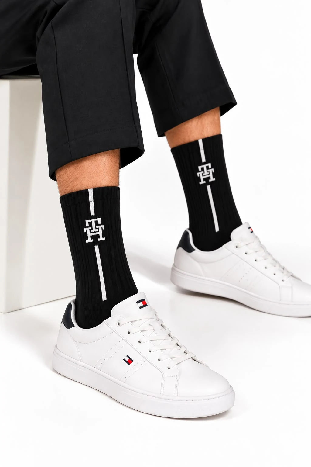 جوارب Tommy Hilfiger سوداء بخطوط بيضاء مع حذاء رياضي أبيض