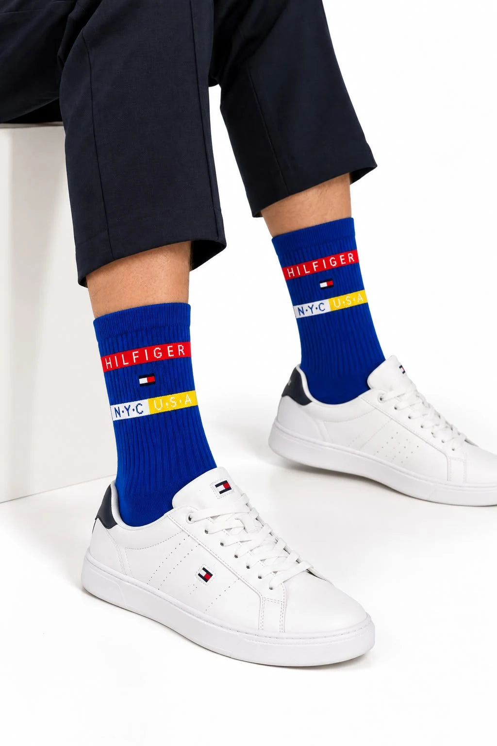 جوارب Tommy Hilfiger زرقاء أثناء الارتداء مع حذاء رياضي أبيض
